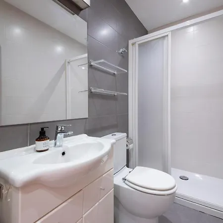 Modern With Spacious Terrace דירה